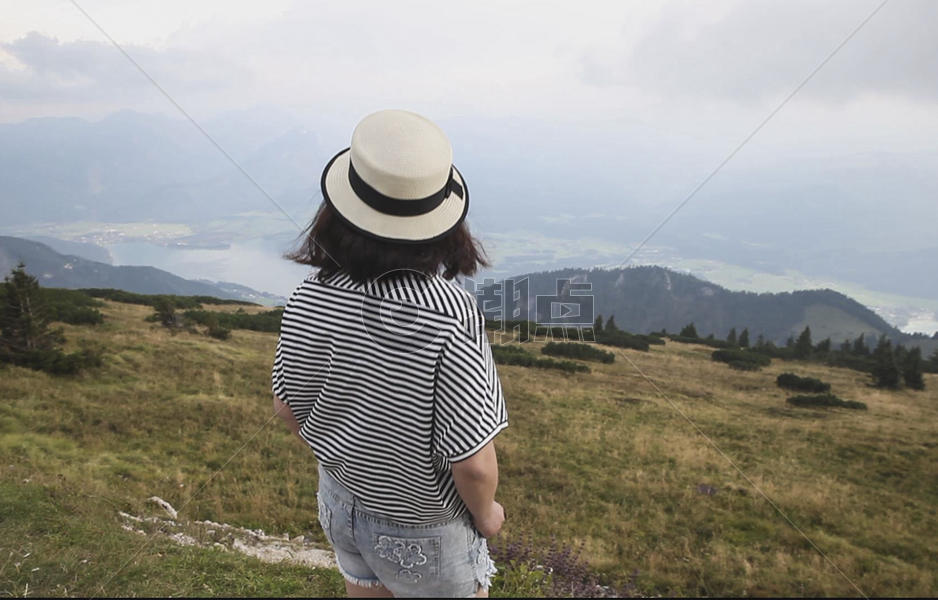 站在山顶看风景的女人背影图片素材免费下载