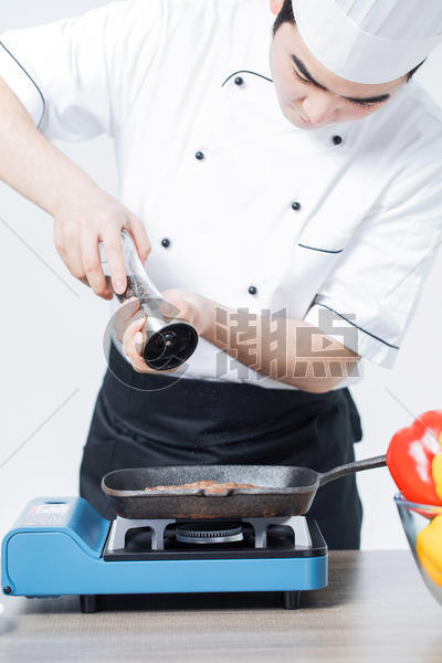 厨师撒黑胡椒图片素材免费下载