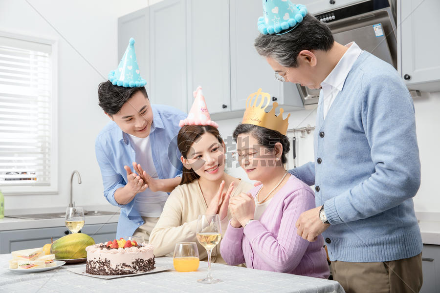 一家人欢乐地庆祝生日图片素材免费下载