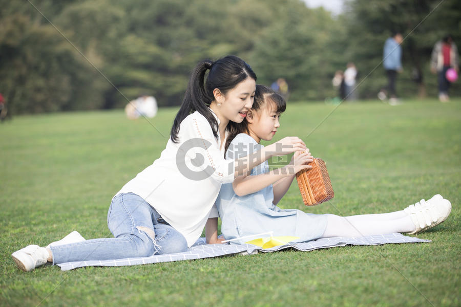女儿和妈妈草地上玩耍图片素材免费下载