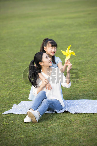 妈妈和女儿一起玩风车图片素材免费下载