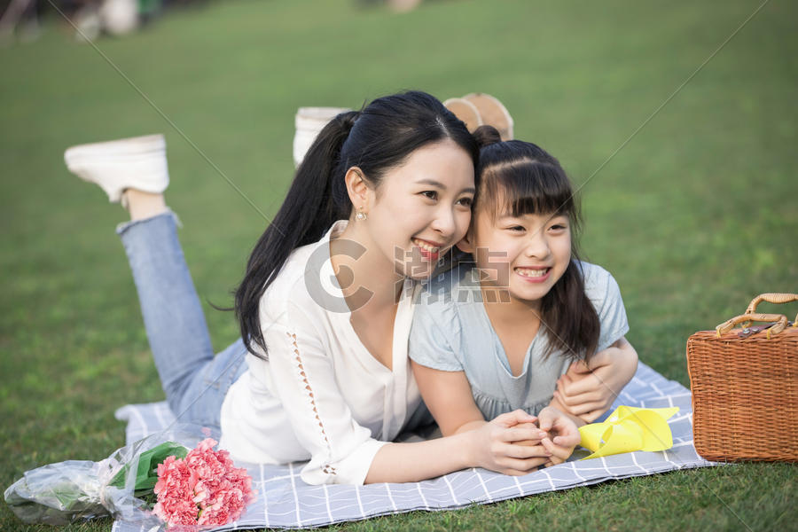 女儿和妈妈草地上玩耍图片素材免费下载