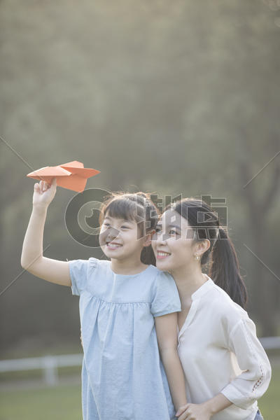 母女一起玩纸飞机图片素材免费下载