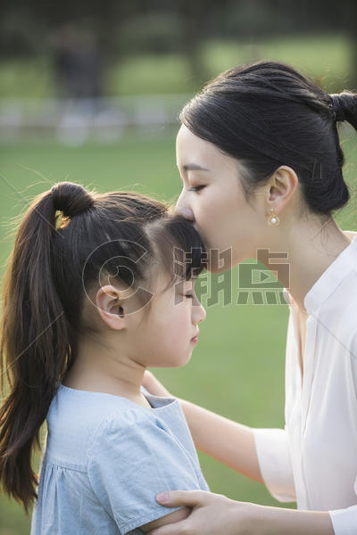 妈妈亲吻女儿图片素材免费下载