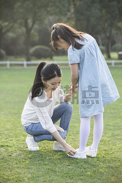 妈妈帮女儿擦鞋图片素材免费下载