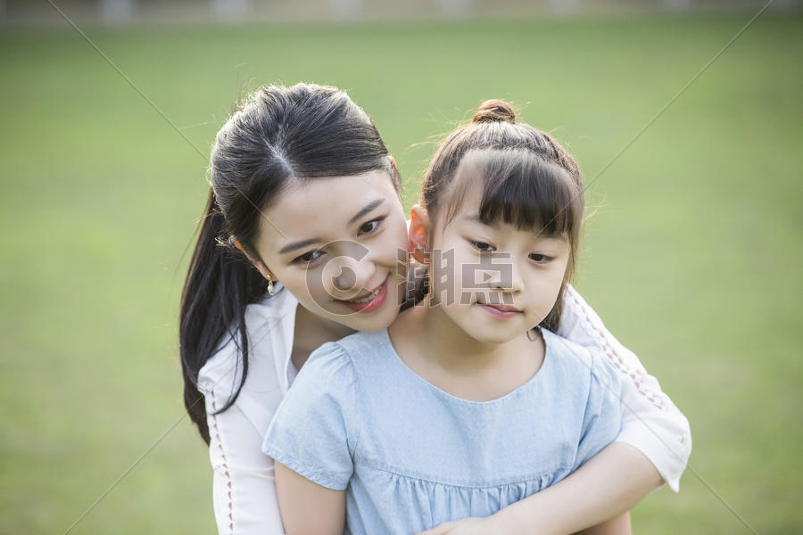 女儿和妈妈亲密玩耍图片素材免费下载