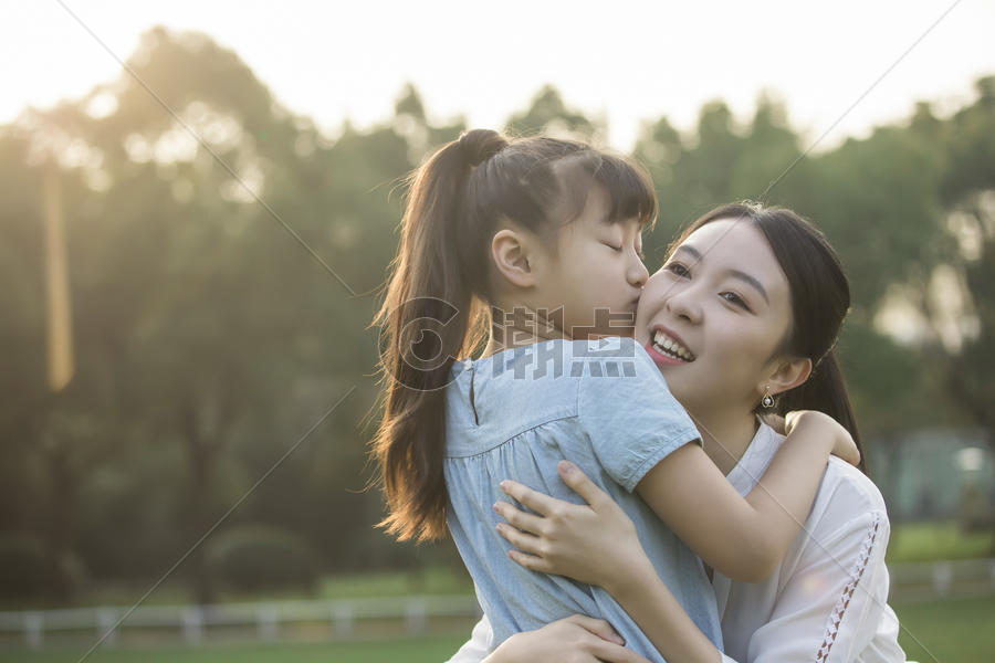 女儿亲吻妈妈图片素材免费下载
