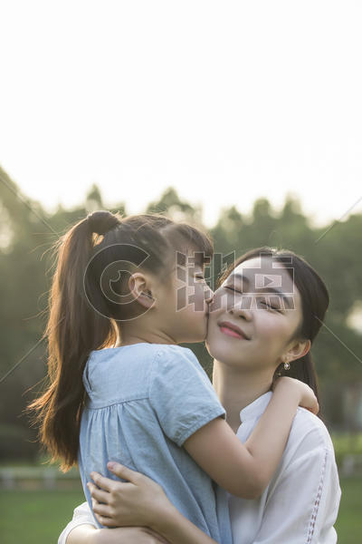 女儿亲吻妈妈图片素材免费下载