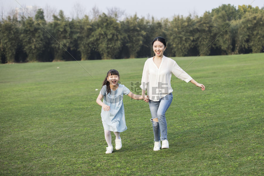 女儿和妈妈在草地上奔跑图片素材免费下载