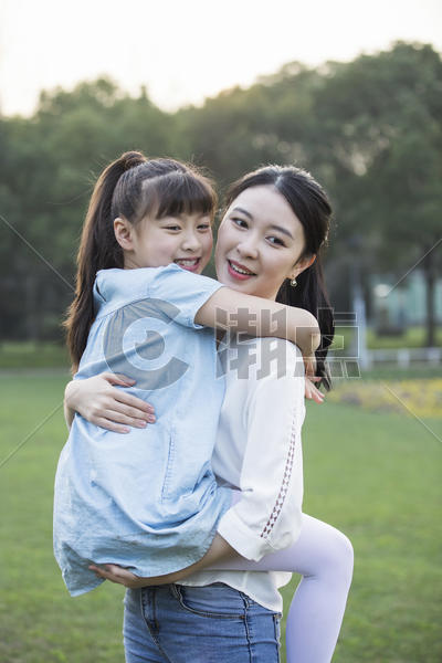 妈妈和女儿亲密玩耍图片素材免费下载