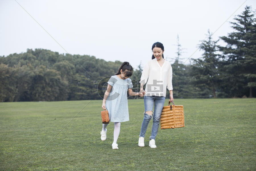 女儿和妈妈在草坪散步图片素材免费下载