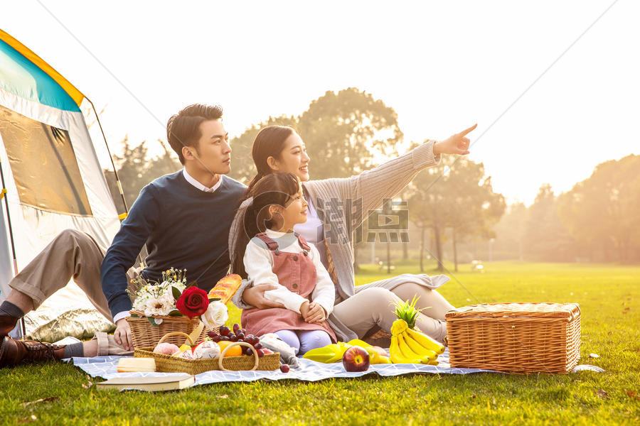 一家人欢乐地外出野餐图片素材免费下载