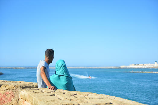 摩洛哥丹吉尔海边情侣图片素材免费下载