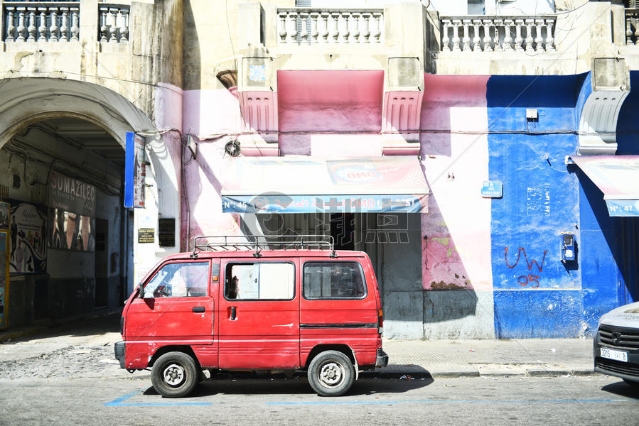 摩洛哥卡萨布兰卡街头破旧的汽车图片素材免费下载