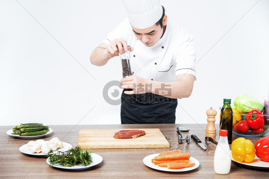 西餐厨师牛排撒黑胡椒图片素材免费下载