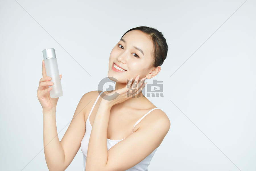 女性使用爽肤水图片素材免费下载