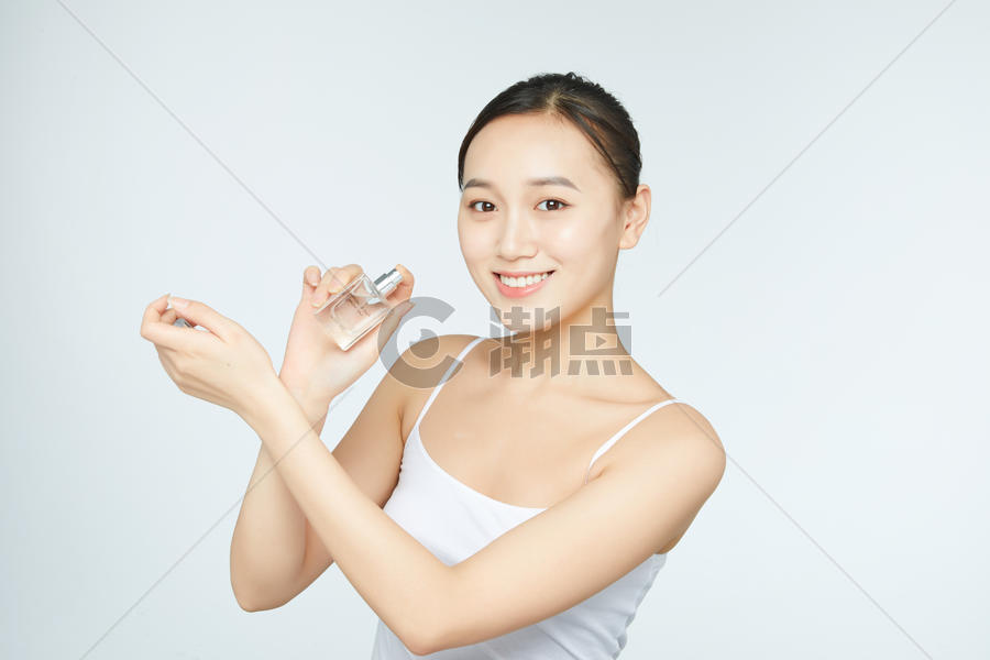 女性使用香水图片素材免费下载