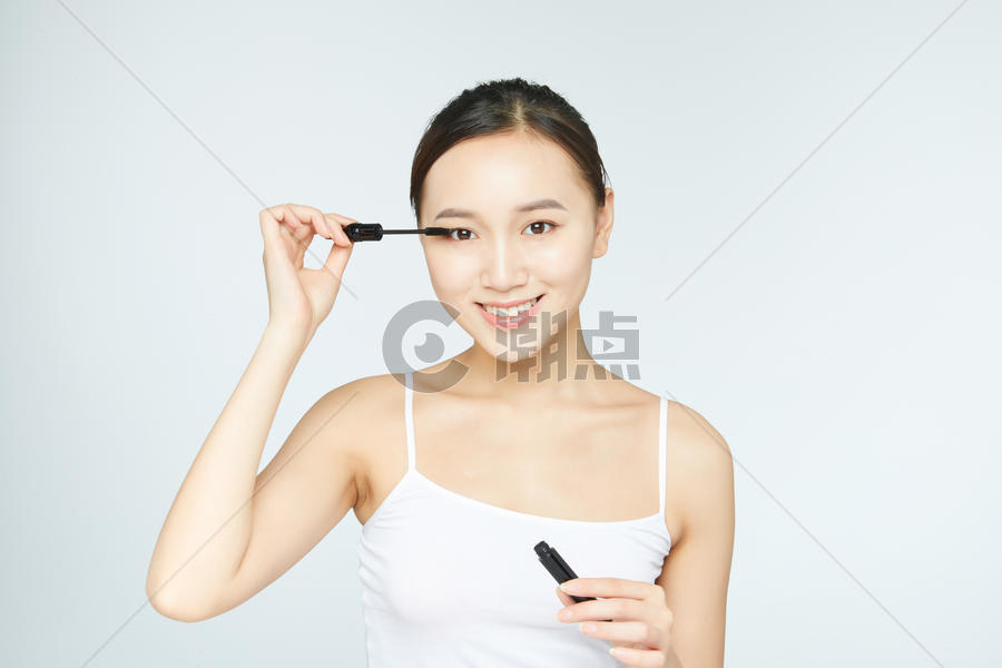 女性化妆刷睫毛图片素材免费下载