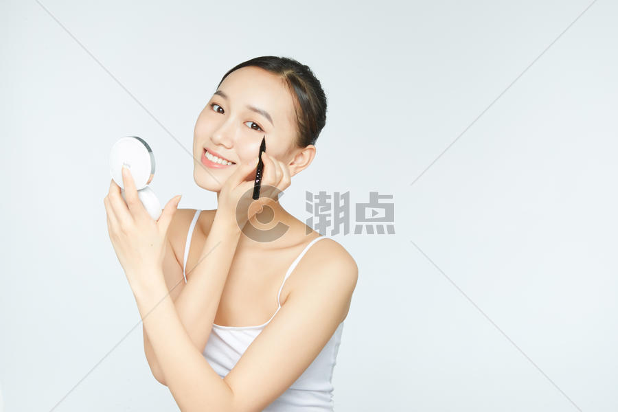 女性化妆化眼线图片素材免费下载