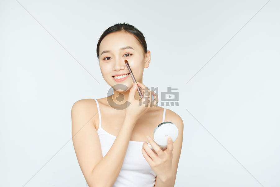 女性化妆化高光图片素材免费下载