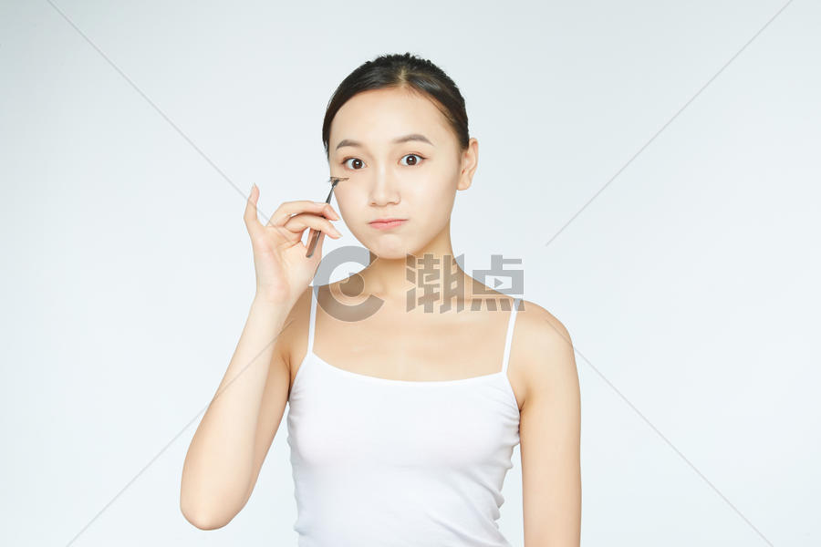 女性化妆带假睫毛图片素材免费下载