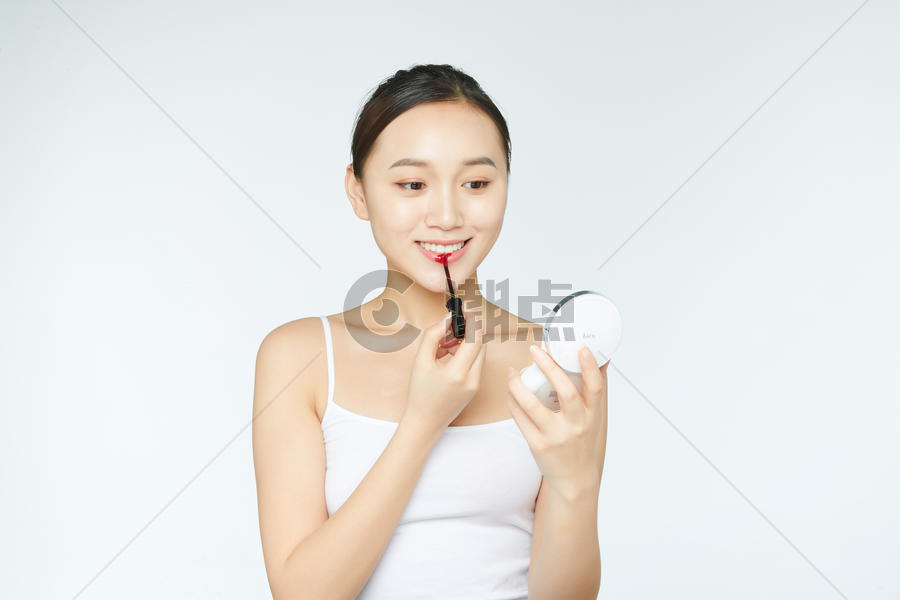 女孩化妆涂口红图片素材免费下载