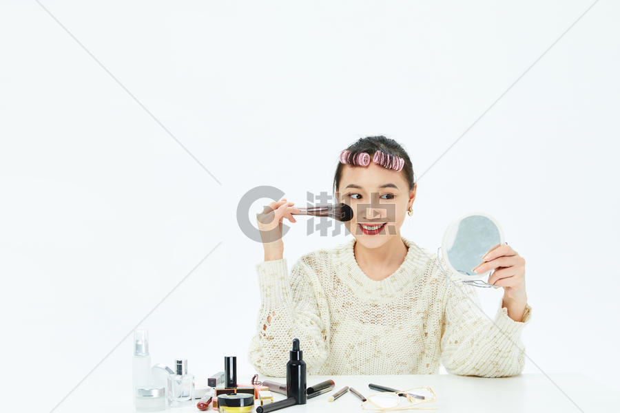 女性居家化妆粉底刷图片素材免费下载