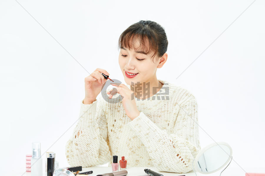 女性居家化妆涂指甲油图片素材免费下载