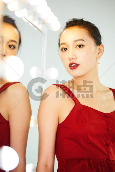 化妆镜前的性感美女图片素材免费下载