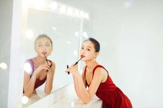 性感美女在化妆镜前涂口红图片素材免费下载