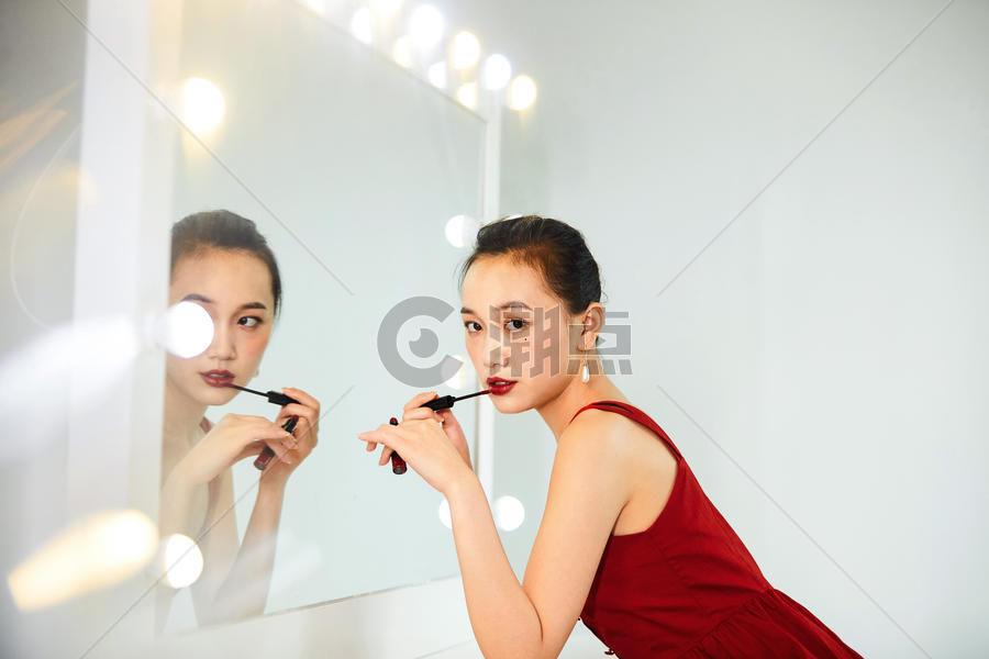 性感美女在化妆镜前涂口红图片素材免费下载