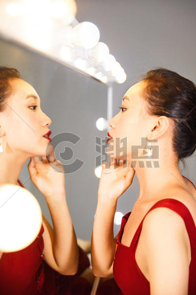 化妆镜前的性感美女图片素材免费下载