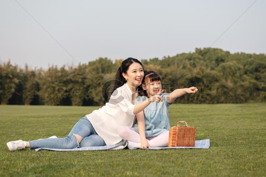 妈妈和女儿在草坪玩耍图片素材免费下载