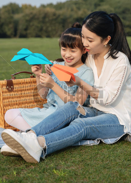 妈妈和女儿在草坪玩耍图片素材免费下载