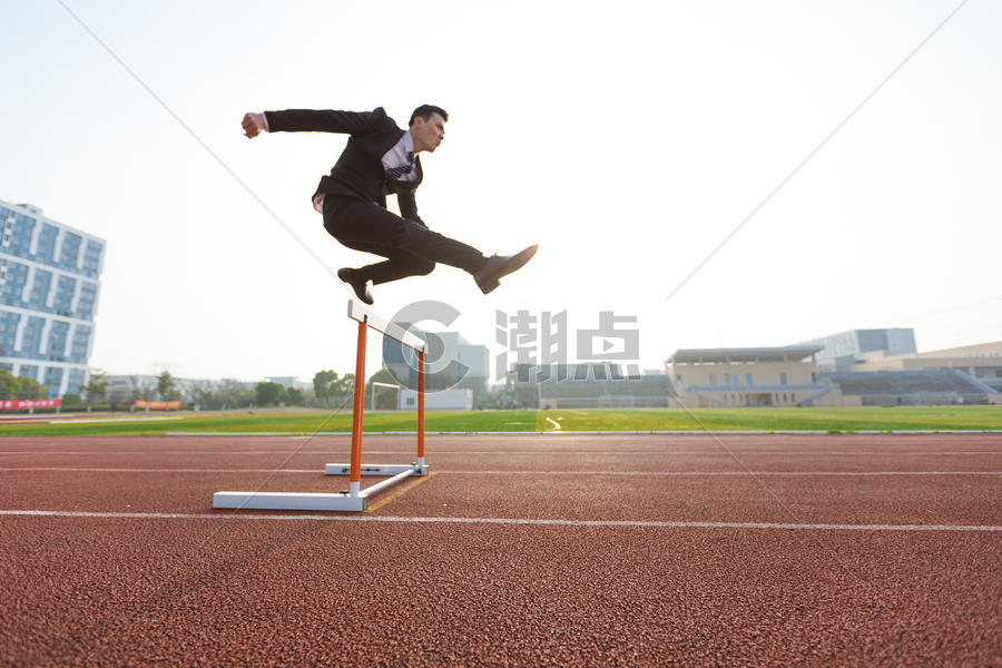 商务男性跨越跳栏图片素材免费下载