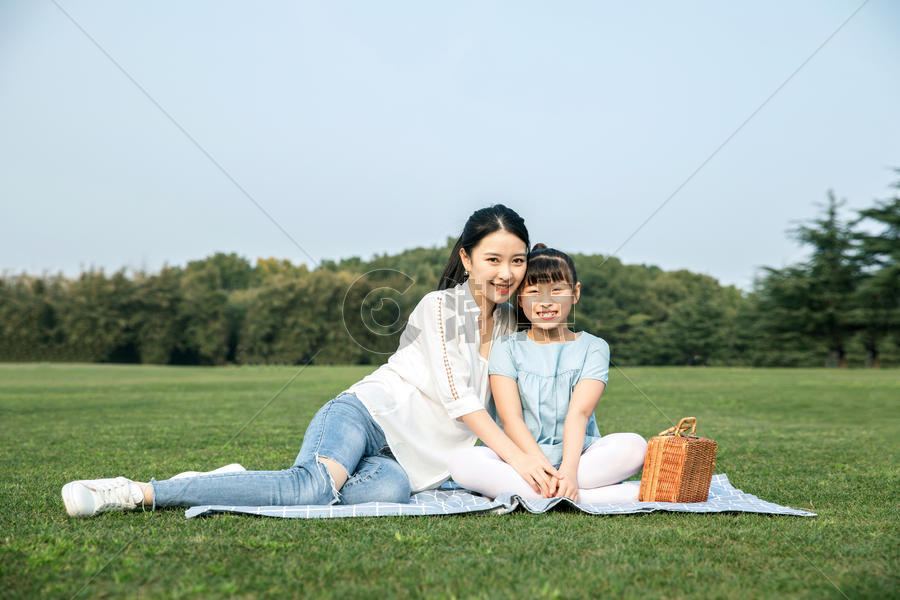 妈妈和女儿在草坪玩耍图片素材免费下载