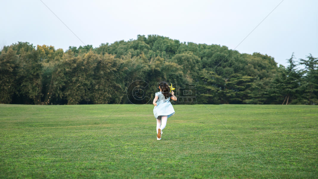 女孩在草地上奔跑图片素材免费下载