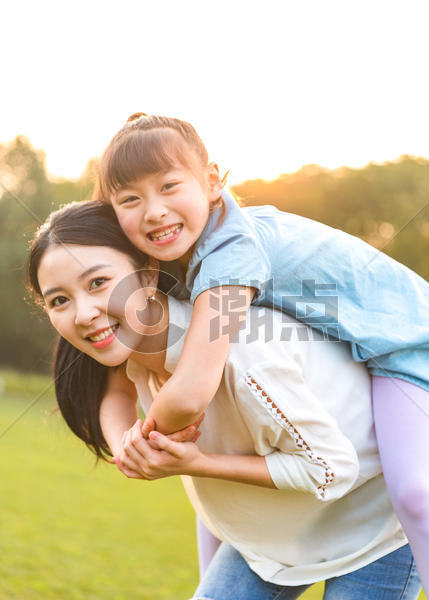 妈妈和女儿在草地玩耍图片素材免费下载