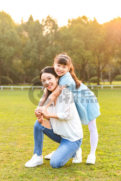 妈妈和女儿在草地玩耍图片素材免费下载