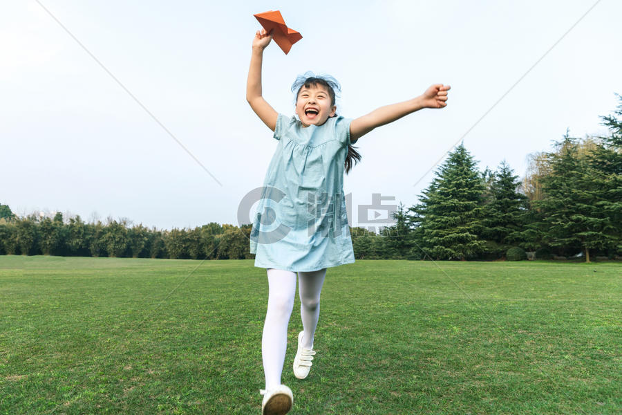女孩在草地上奔跑图片素材免费下载