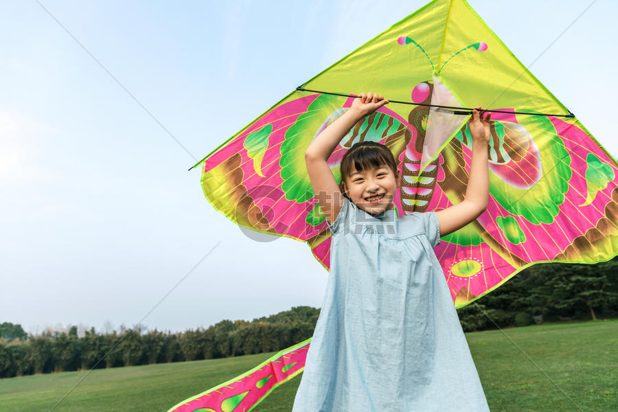 女孩在草坪玩风筝图片素材免费下载