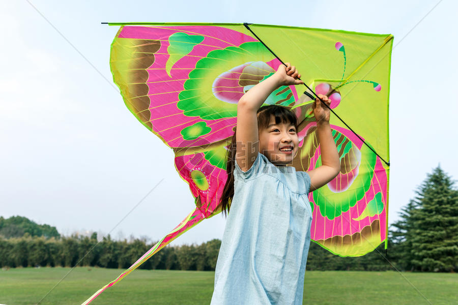 女孩在草坪玩风筝图片素材免费下载