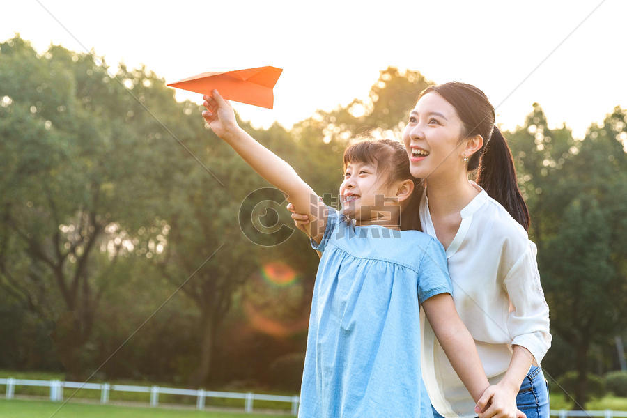 妈妈和女儿玩纸飞机图片素材免费下载