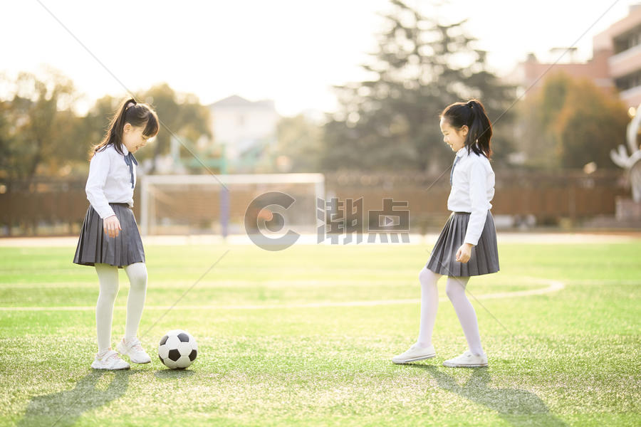 小女孩踢足球图片素材免费下载