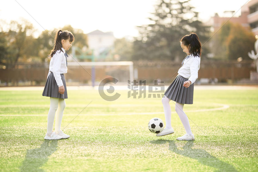 儿童节小女孩踢足球图片素材免费下载