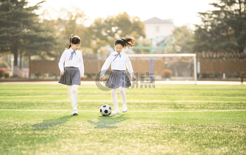 小女孩踢足球图片素材免费下载
