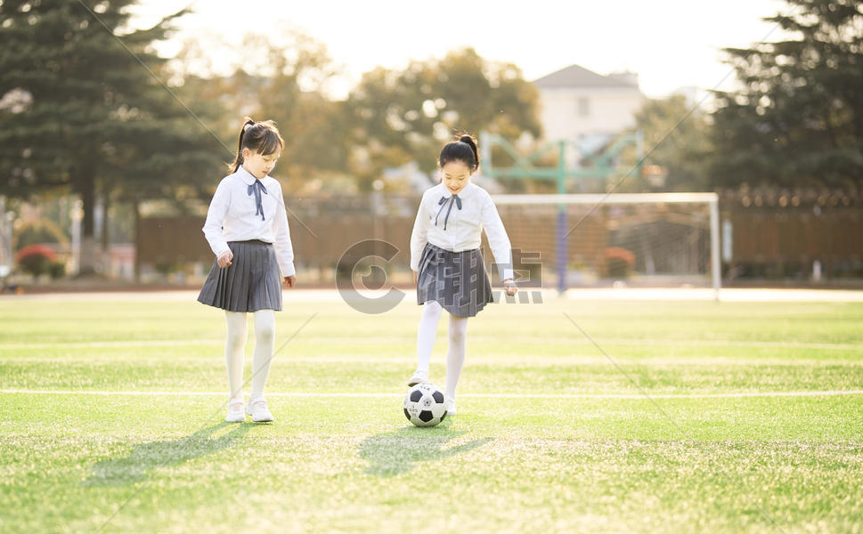 小学生踢足球图片素材免费下载