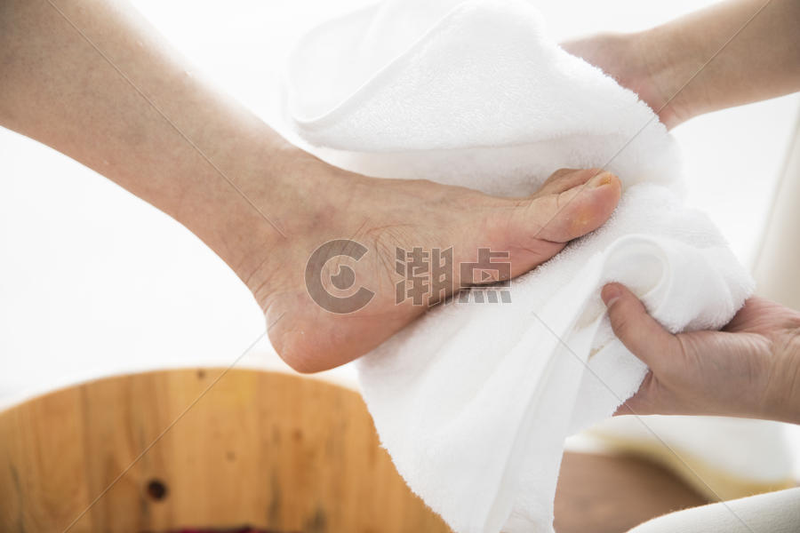 洗脚毛巾擦脚图片素材免费下载