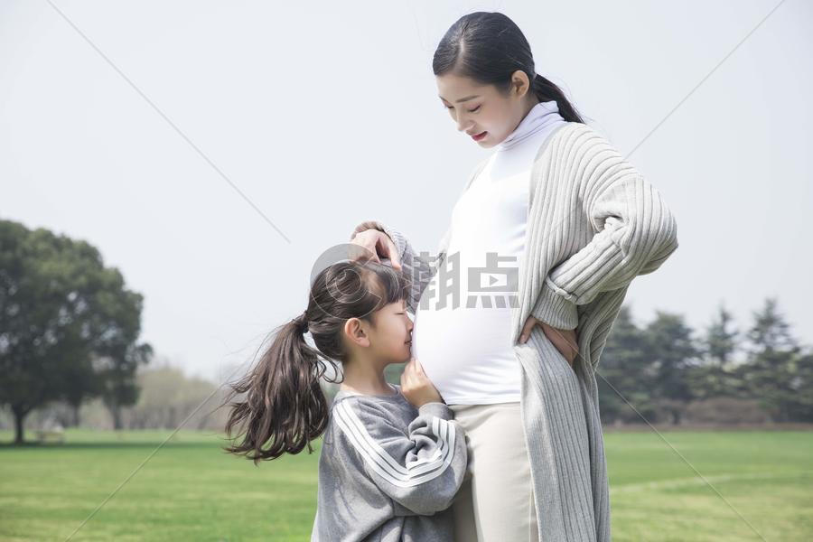 女儿听妈妈的肚子图片素材免费下载