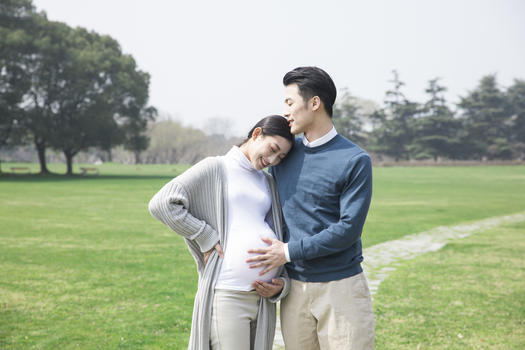 丈夫陪孕妇在公园图片素材免费下载